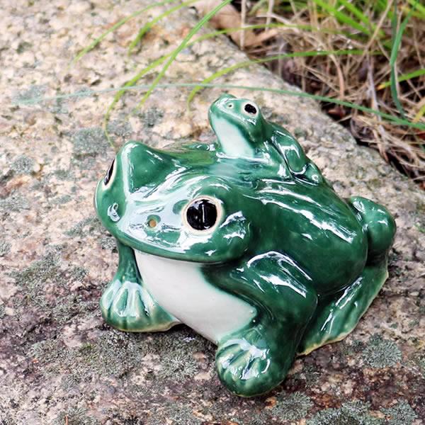 信楽焼 蛙 置物 かえる 陶器 縁起物 かわいい カエル おしゃれ ギフト 玄関 インテリア 庭 新...