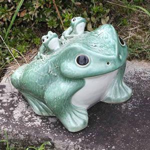 信楽焼 蛙 置物 かえる 陶器 縁起物 かわいい カエル おしゃれ ギフト 玄関 インテリア 庭 新...