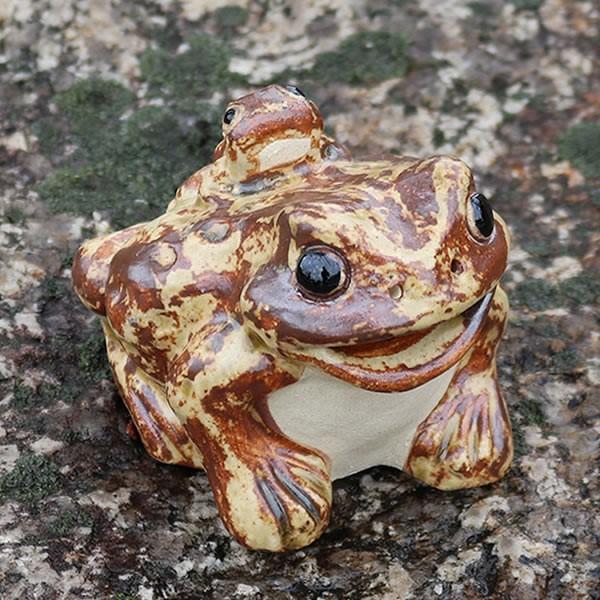 信楽焼 蛙 置物 かえる 陶器 縁起物 かわいい カエル おしゃれ ギフト 玄関 インテリア 庭 新...