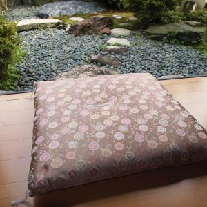桜円(圧縮綿入)御前座布団 67×68cm 送...の詳細画像1