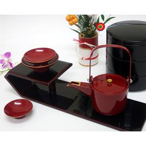 【お値下げ❣️】赤い漆器のお重箱❣️3層 扇子と花の模様　和風　お正月 料理飾り 紙飾り市松扇子50入 おせち 重箱 正月 迎春 おもてなし