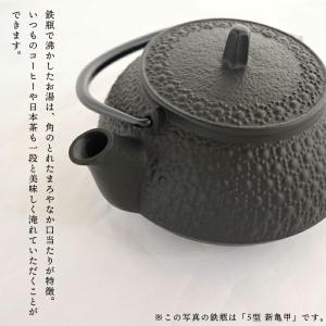 南部鉄器 鉄瓶 岩鋳 5型七宝 黒焼付 0.6...の詳細画像5