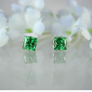 【数量限定】MARE チタンピアス SWAROVSKI GREEN 2.5×2.5mm ma087｜shinwastore