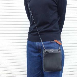 風合いの良いナチュラルレザーのショルダーバッグ Lahellaラヘラ Musta petite shoulder bag L-259 ブラック（日本製） ポーチ イタリアンレザー 栃木レザー｜shoes-sinagawa