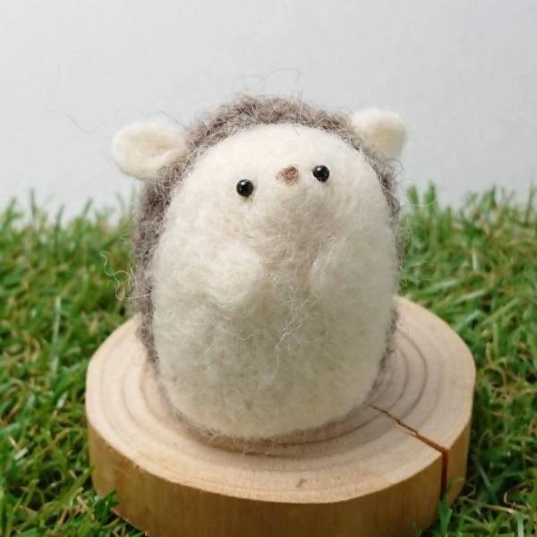 【asamame】 つぶらな瞳の臆病なハリネズミさん ブローチ ブラウン a04-012 【メール便...