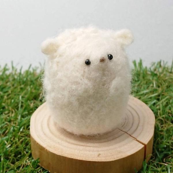 【asamame】 つぶらな瞳の臆病なハリネズミさん ブローチ アルビノ a04-014 【メール便...