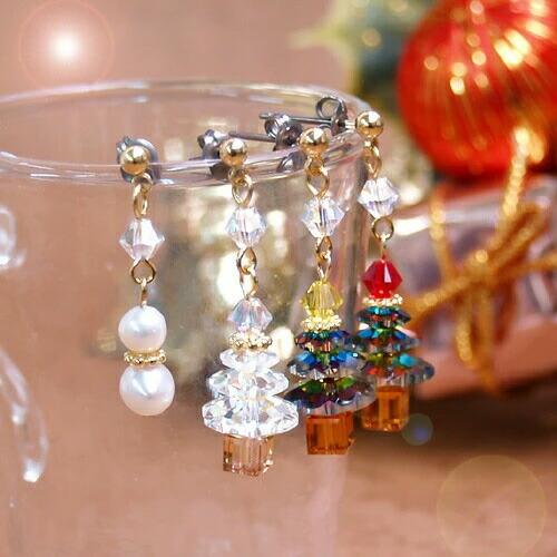 ギフトケース入り クリスマスツリー ＆ 雪だるま スワロフスキー ピアス チタンピアス イヤリング ...