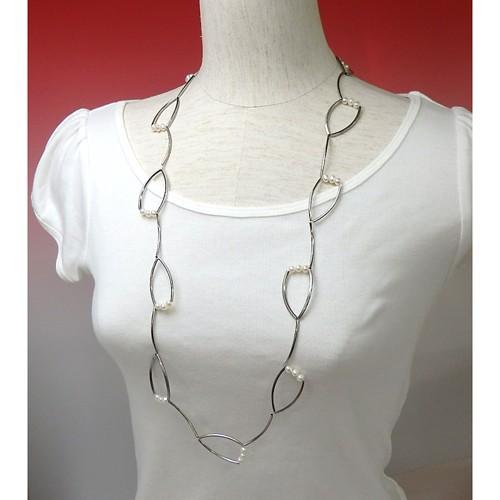 淡水パール と カーブパイプの デザインロングネックレス シルバーカラー 淡水真珠 パール ホワイト...