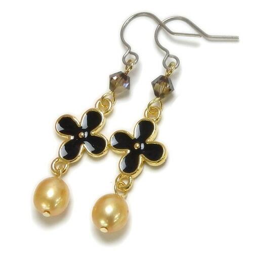 クロネコ便 ギフトケースつき お花とパール スワロフスキー ピアス イヤリング チタンピアス 淡水真...