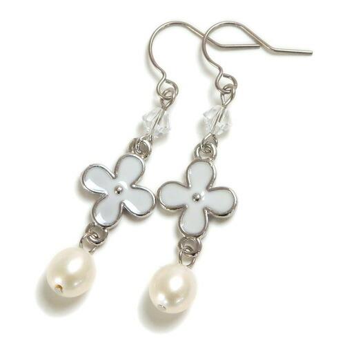 クロネコ便 ギフトケースつき 白いお花 ＆ パール スワロフスキー ピアス イヤリング チタンピアス...