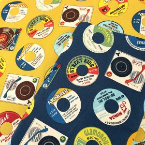 レコード柄 オックス 50cm カットクロス | 生地 布 布地 はぎれ カット布 コットン100％ レコード アナログ レトロ ドーナツ盤 レコードプレーヤー 昭和 平成