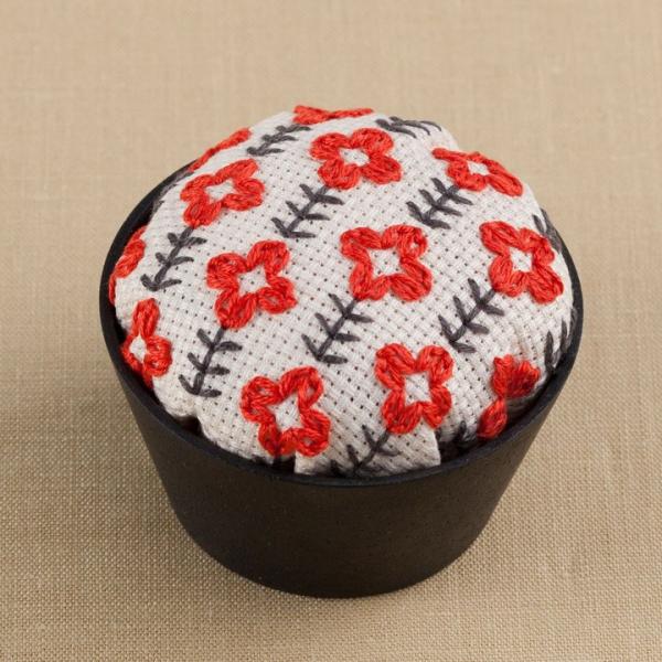 刺繍 キット COSMO（ルシアン） 地刺しキット ウッドボウルピンクッション 赤