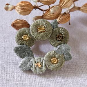 k,omono floret wreath brooch kahki こものさん ブローチ カーキ PHC-034-3 piece | 刺繍 キット piece K.omonoさんの刺しゅうアクセサリーキット【在庫限り】｜shugale1