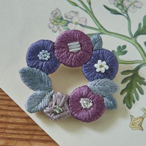 k,omono floret wreath brooch mauve こものさん ブローチ ネイビー PHC-034-4 piece | 刺繍 キット K.omonoさんの刺しゅうアクセサリーキット【在庫限り】