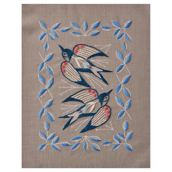 コスモ マカベアリス 刺しゅうを楽しむ プリントクロス つばめと植物の模様 ストーングレー 刺繍糸7...