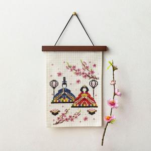 コスモ 暮らしが華やぐ季節の楽しみ 3月 桃の節句 522303 クロスステッチ 刺繍キット | おひなさま タペストリー 手作りキット ウォールバー付き｜shugale1