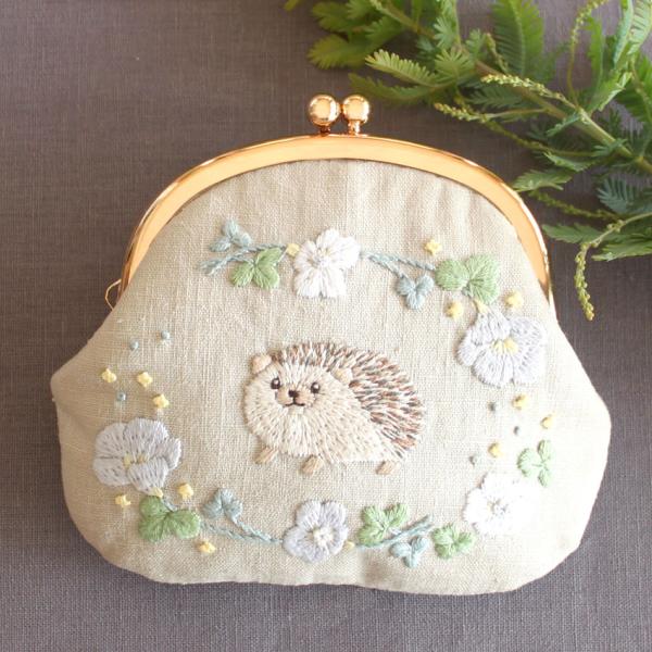 刺繍キット Chicchiさんの動物刺しゅうキット(図案印刷済) はりねずみさんとオキザリスのがま口...