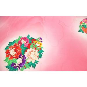 シルク　綸子（リンズ）　ピンク系の地色に花丸文様　（シルク　正絹　和柄　和風　友禅　衣装　生地　着物　はぎれ　ハギレ）