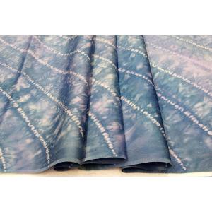 シルク　一越ちりめん　ローケツ染め　青系の地色に幾何学柄文様　（シルク　正絹　和柄　和風　友禅　衣装　生地　着物　はぎれ　ハギレ）