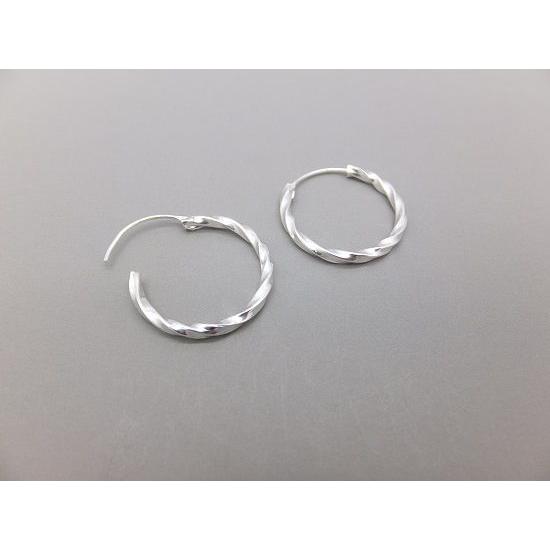 ピアス　シルバー925　シンプル　軽量　　　　　ツイストフープ20 ピアス