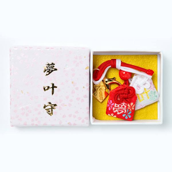 お守り チャーム ツインチャーム 夢叶守 レッド＆ホワイト 岩国に鎮座する神社白崎八幡宮で祈願済