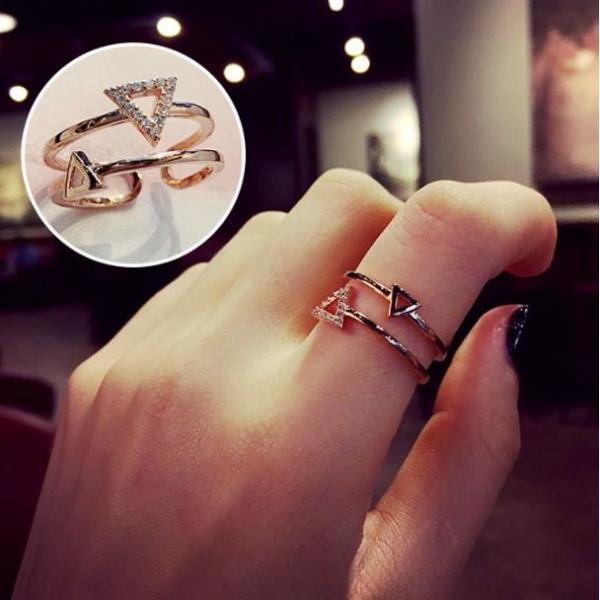 アクセサリー 指輪 リング 2連 トライアングル ラインストーン オープンリング 調節可 フリーサイ...