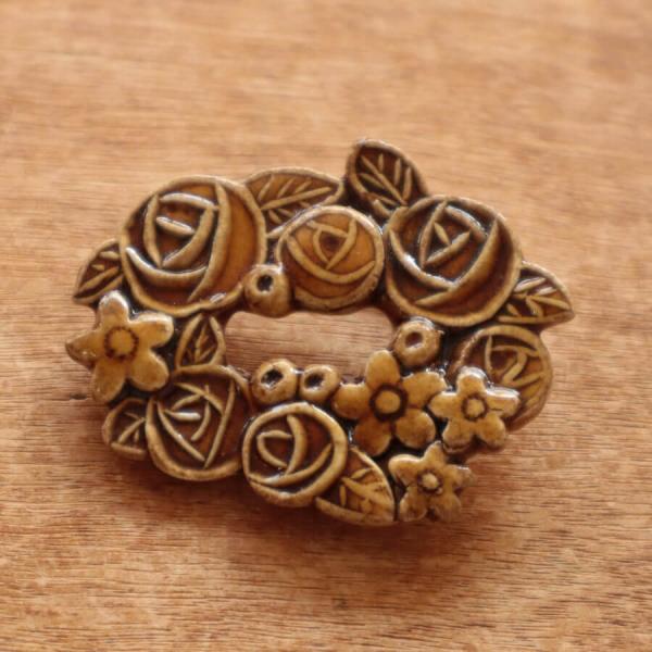 TOMI-kobo 陶器 ブローチ お花のリース ブラウン ジュエリー ハンドメイド アクセサリー ...