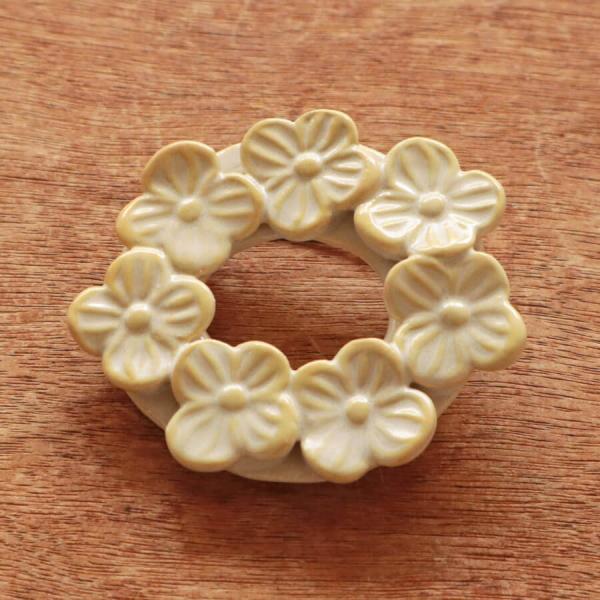 TOMI-kobo 陶器 ブローチ 白いお花のリース ジュエリー ハンドメイド アクセサリー レディ...