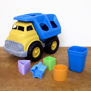 車 おもちゃ 外遊び 男の子 キッズ 子供 誕生日 出産祝い 知育玩具 乗り物 ブロック 型はめ Green toys グリーントイズ シェイプソータートラック｜slowworks