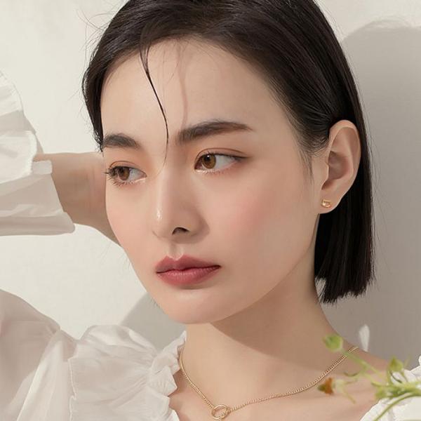 猫デザイン ピアス キラキララインストーンピアス アレルギー対応 シンプル 小さい 両耳つけっぱなし...