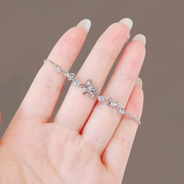 女性用蝶々ブレスレット キラキララインストーン シンプル 小さい 長さ調整可能 エレガントな蝶のモチ...