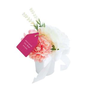 名入れ CT触媒 カーネーション S ホワイトポット ネームタグ付きのフラワーアレンジメント メッセージとお花を一緒に飾れて記念日の花束代わりにおすすめ
