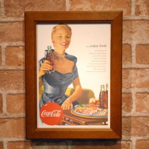 コカコーラ 食事にはコーラ ミニポスター B5 フレーム入り ◆ 複製広告 青いドレスの女性 COKE FB5-25｜smilemaker2525