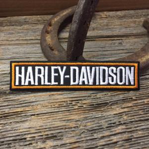 送料無料 ハーレーワッペン 英字 ロゴ 刺繍 ◆ アイロンパッチ Harley Davidson バイク ネームプレート風 長方形 CAWP49