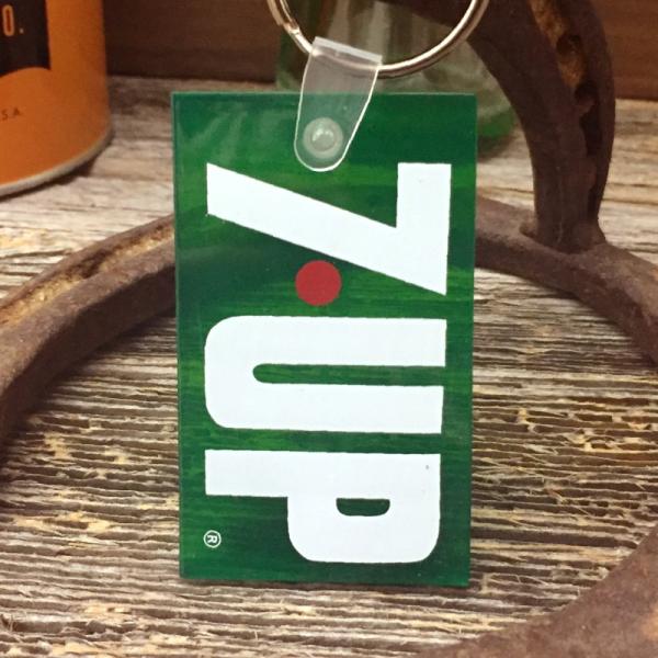 7up セブンアップ ロゴ キーホルダー ◆ ラバー製 7-up キーリング 長方形 JHG265 ...