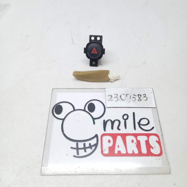 ＹＺ１１／ＢＺ１１　キューブ　純正　ハザードスイッチ　１Ａ７−３−３/２３Ｃ７５８３*同梱不可