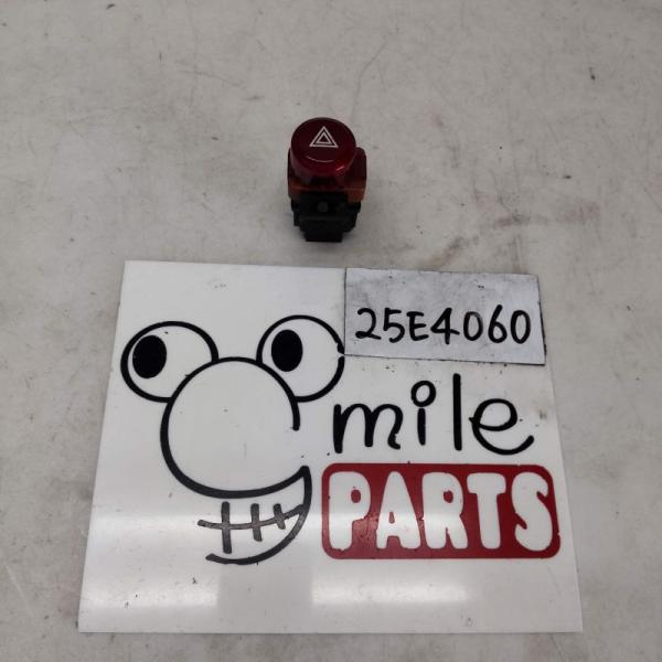 ＧＥ６　フィット　純正　ハザードスイッチ　２Ｚ６−１−３/２５Ｅ４０６０*同梱不可