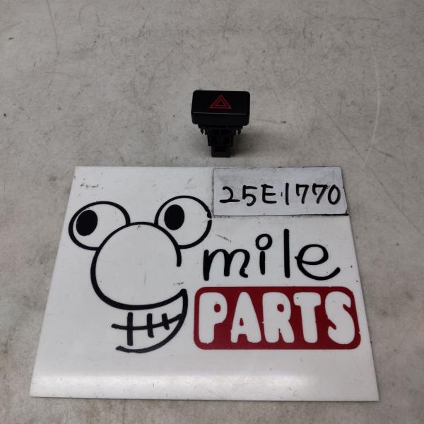 Ｓ３３１Ｖ　ハイゼット　純正　ハザードスイッチ　２Ｚ７−２６−４/２５Ｅ１７７０*同梱不可