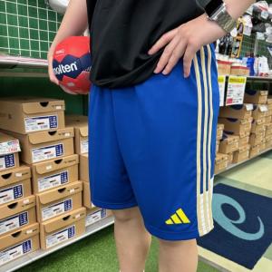 アディダス (adidas) ハンドボールウエア ソブエオリジナルパンツ2 ハーフパンツ 短パン (23aw) ブルー×サンド AJP-PANTS2-BLUSAND｜スポーツスタジアムソブエヤフー店