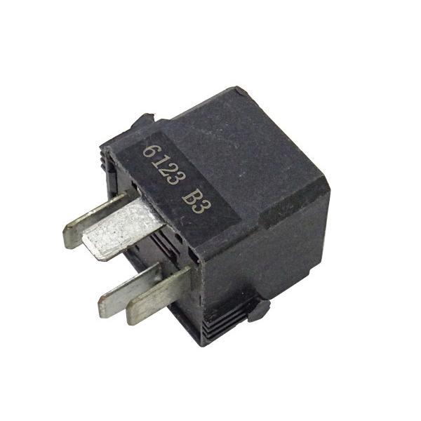 ベンツ W204 W219 W218 マルチリレー HELLA製 C180 C200 C250 C2...