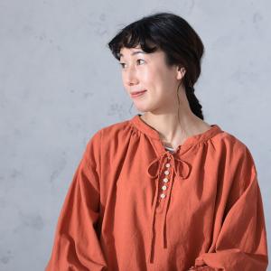 O.W.N オレンジ仕立てのブラウス レディー...の詳細画像3