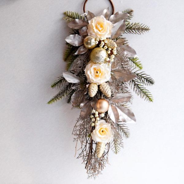 ホワイトローズ ドアノブスワッグ クリスマス シック 壁掛け おしゃれ 北欧 インテリア