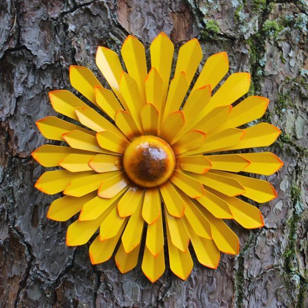 居間の裏庭の壁の彫刻の黄色のためにぶら下がっている金属の花の壁の装飾