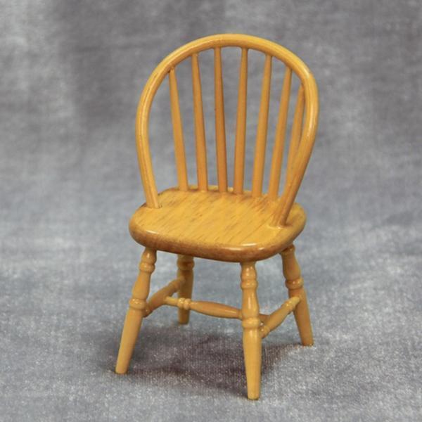 木製のドールハウスの椅子は、ライフシーンの小道具の子供のおもちゃのための遊びの装飾を装います