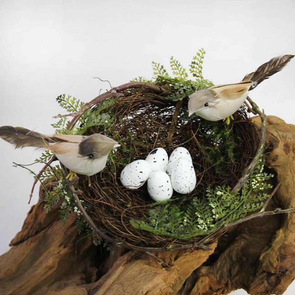 感謝祭の装飾のための卵の写真の小道具と人工の鳥の巣白い卵