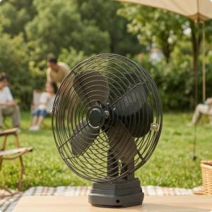 ポータブル電動ファン 充電式ポータブル 金属前面グリル 三枚インペラ 強力気流 静音制御 ヘッド可動 据え置き安定 長寿命設計 携行向き 旅行に適用
