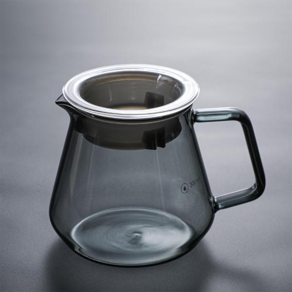 ガラスをコーヒーポットに注ぐハンドドリップコーヒーサーバーコーヒーポット300ml