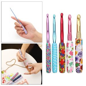 5個のかぎ針編みフックキットセット針初心者のための人間工学に基づいたグリップ糸クラフト編み物縫製アクセサリー