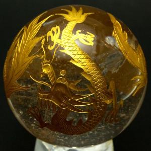 石流通センター 置物 インテリア 彫刻置物 丸玉 水晶 約50mm (金彫り) 風水四神獣 天然石 パワーストーン｜stonecenter