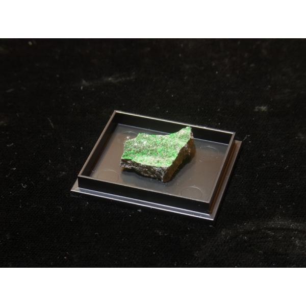 ロシア産　灰クロムザクロ石（ウバロバイト）　Uvarovite